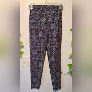 Aerie Chill Play Move Medium Colorful Bkue Grey Aztex geometric Print Active Leg